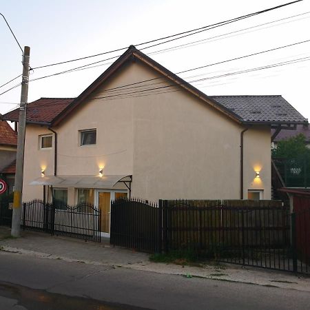 Tourist B&C Hotel Curtea De Arges Bagian luar foto