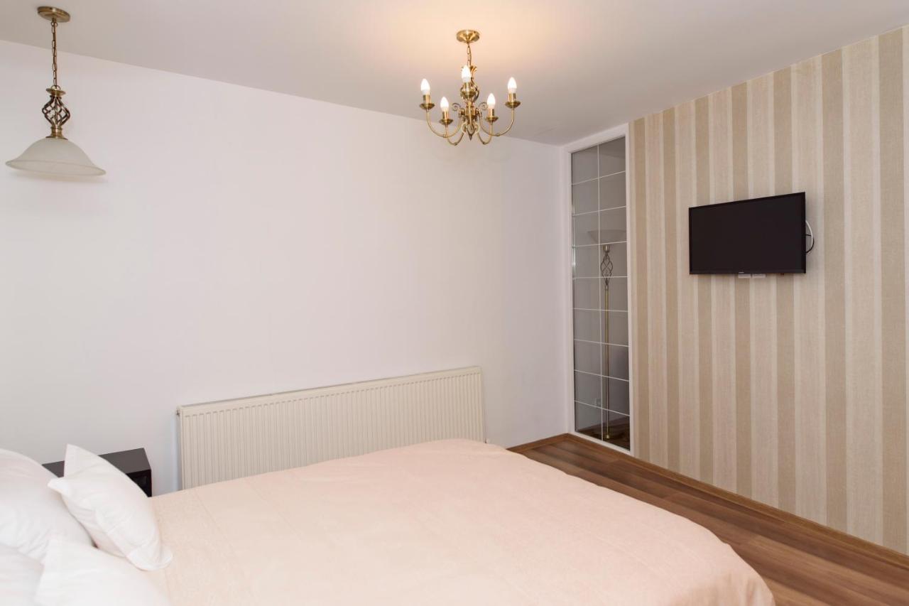 Tourist B&C Hotel Curtea De Arges Bagian luar foto